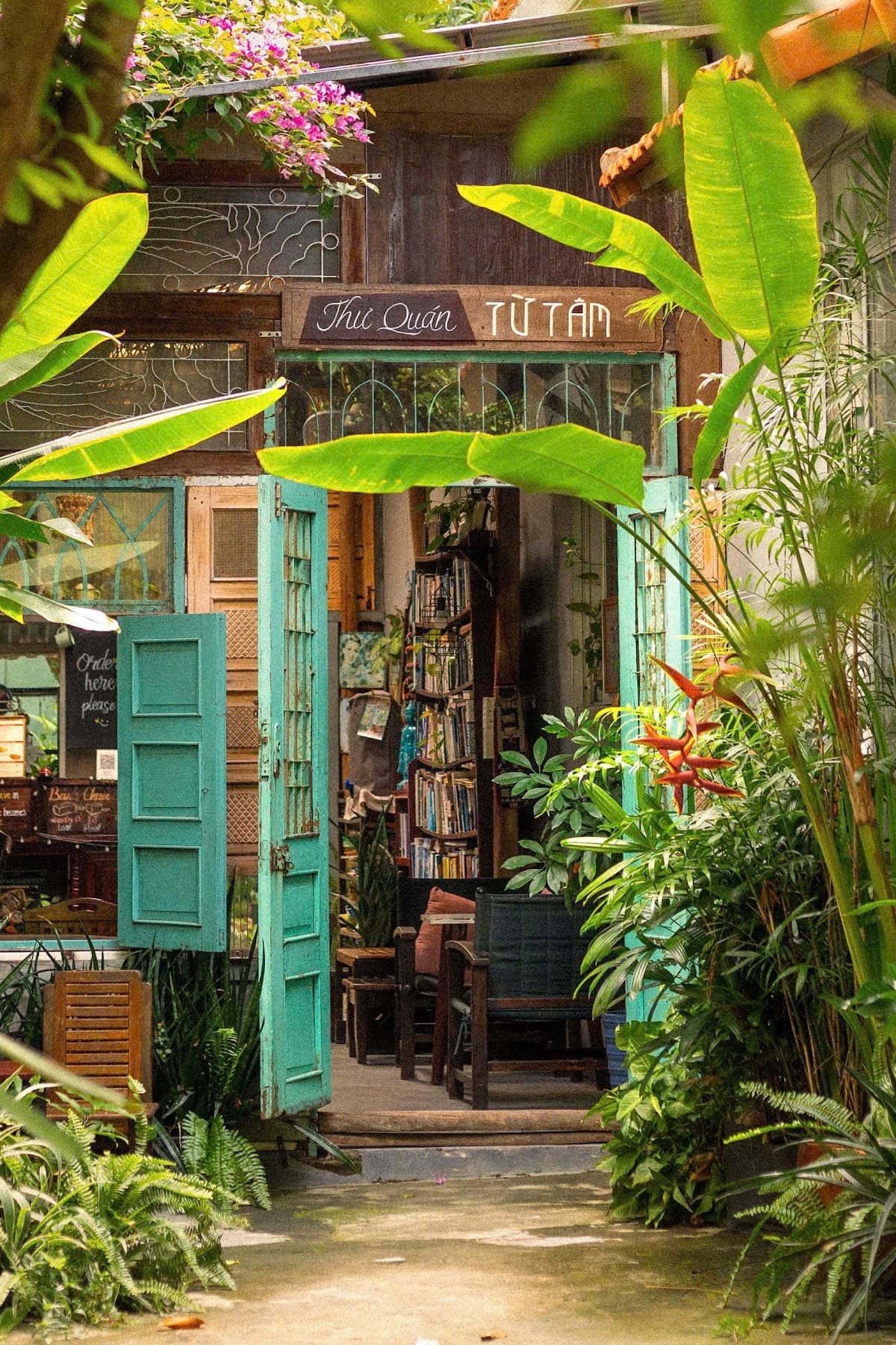 Tu Tam Book Café