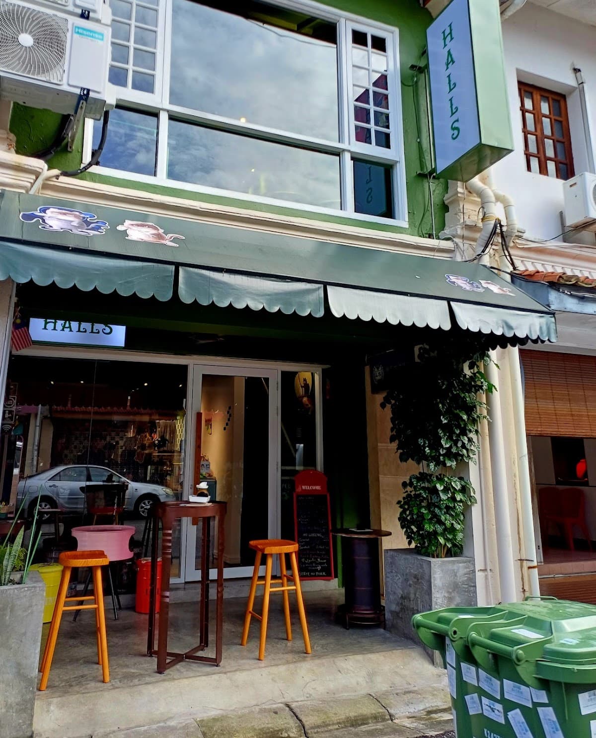 HALLS CAFÉ